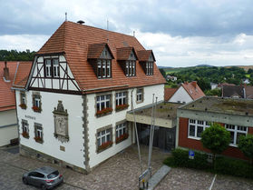 Entfernen der alten Schieferziegeln (Foto: Karl-Franz Thiede)